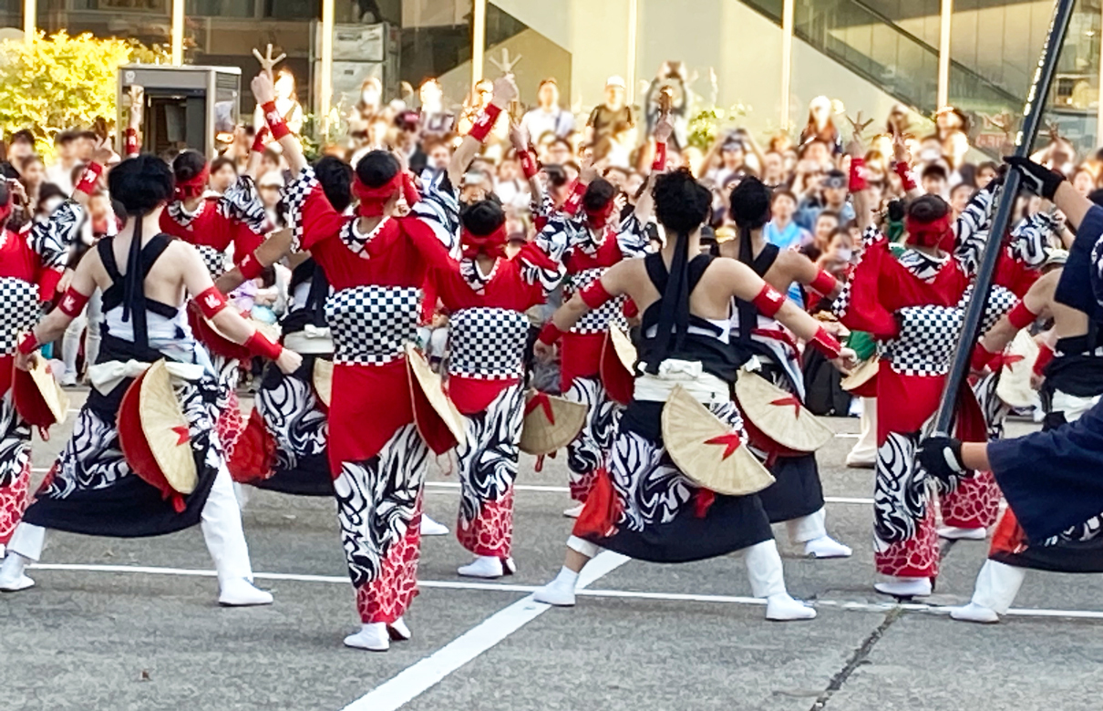 巣鴨駅前広場にて踊りを披露する東京よさこいコンテスト参加団体